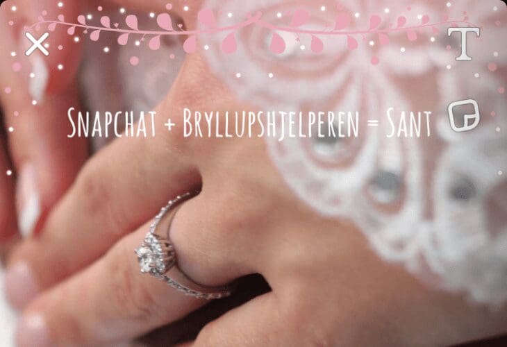 Nærbilde av kvinnehånd med forlovelsesring og teksten "Snapchat + Bryllupshjelperen = Sant"