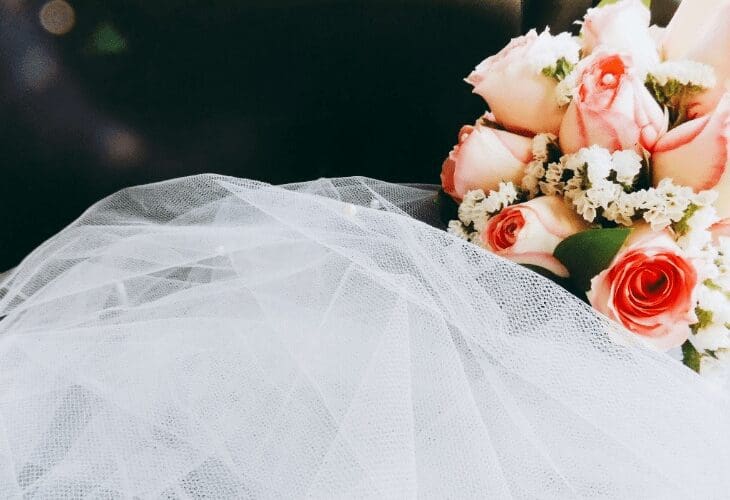 Brudesjal med en brudebukett bestående av rosa roser