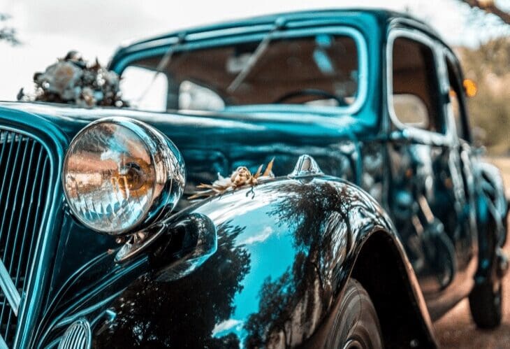 Utsnitt av en skinnende blåsort vintage Rolls Royce