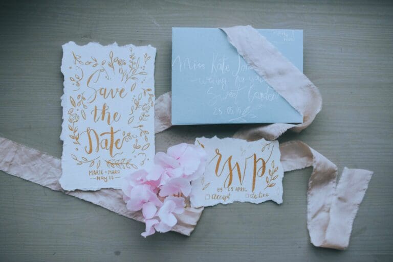 Bordkort, RSVP, og andre invitasjonskort for gjesteliste i bryllup