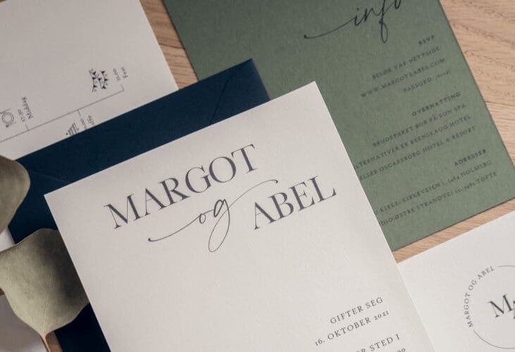 Bryllupsinvitasjoner i grønt, hvitt og sort, med teksten "Margot og Abel"