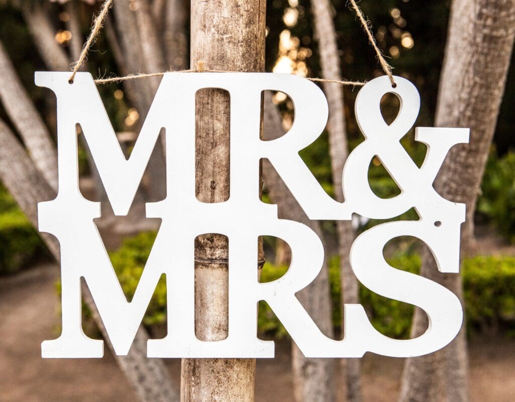 Skiltene "Mr & Mrs" henger på tre tre