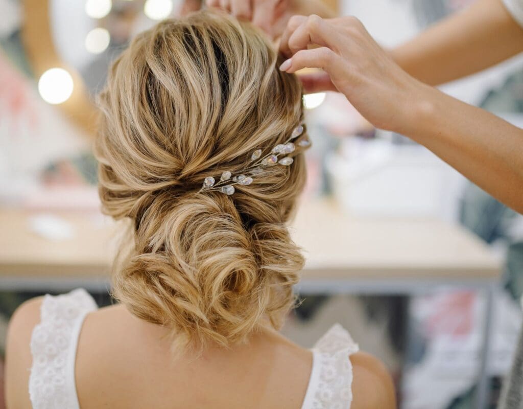 Bakhodet til en brud, som er hos frisøren før vielsen. hva må du huske?