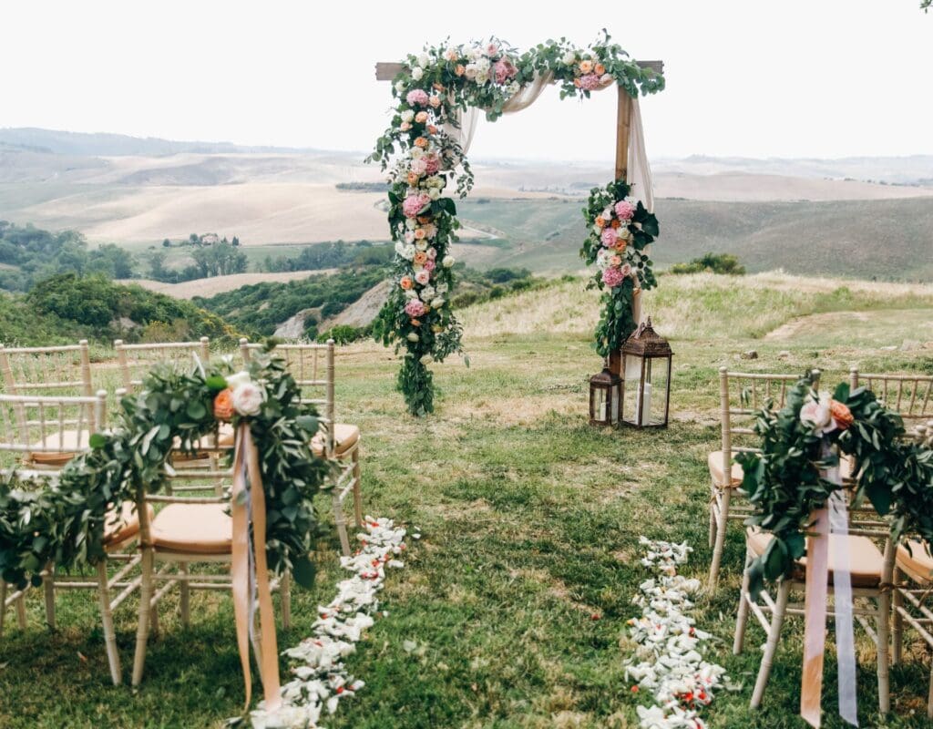 vielse utendørs, på gressplen med nydelig norsk natur i bakgrunnen