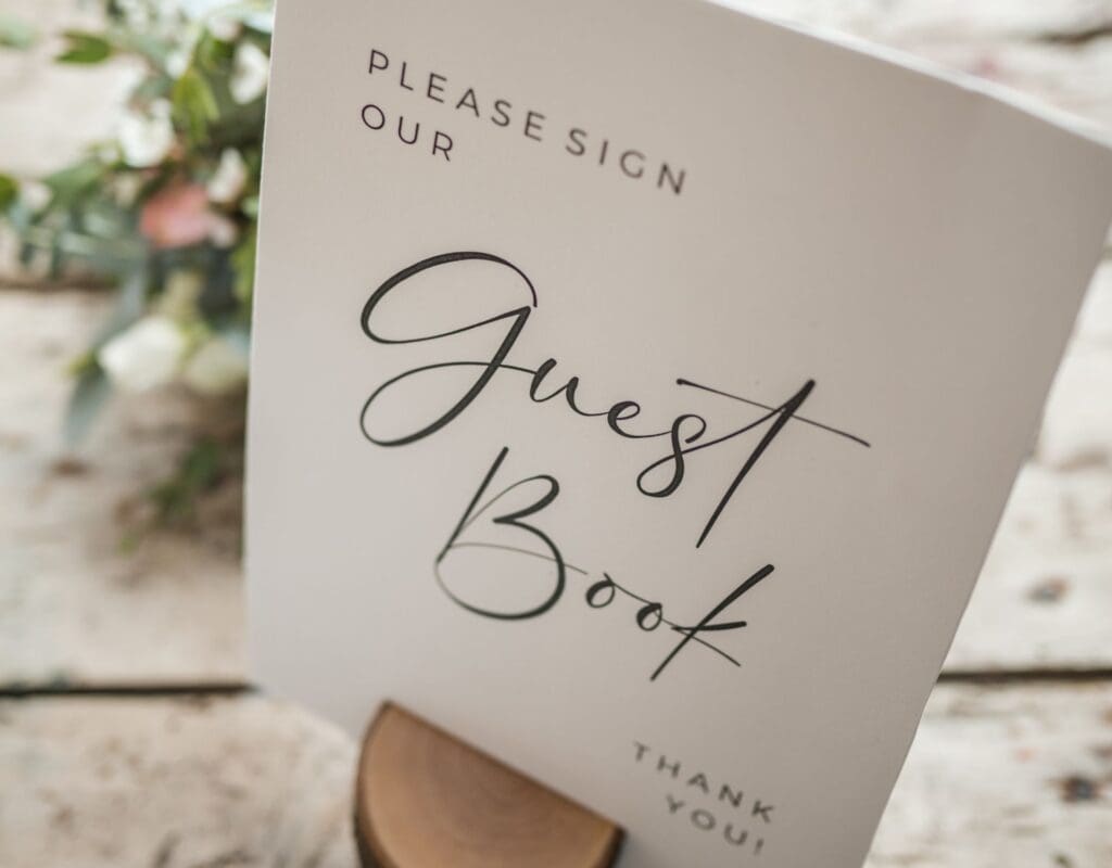 Bilde av et kort som sier !Vennligst skriv i vår gjestebok, p forhånd takk"