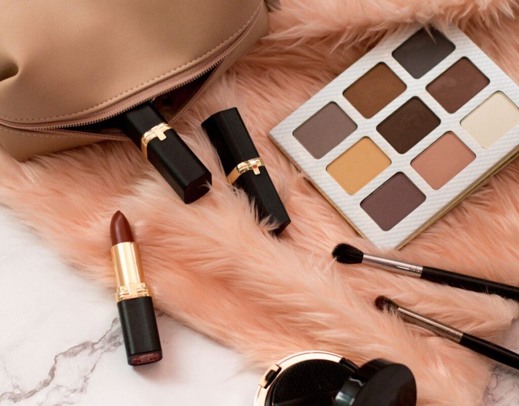 sminke ligger utover et rosa skinn, viktig å være forberedt på bryllupsdagen