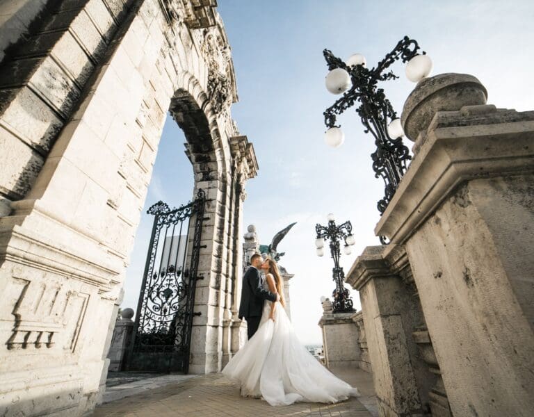 Brudepar omfavner hverandre i Budapest på destinasjonsbryllup