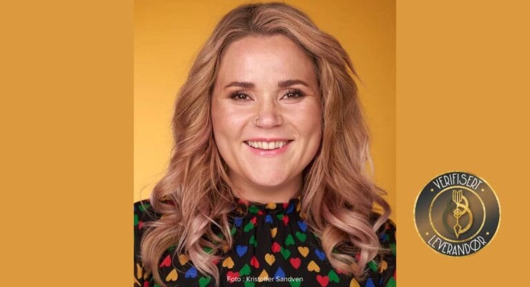 Portrett av Loni Bjerkholt-Pedersen, toastmaster i Bryllupshjelperen