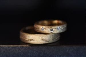 To gifteringer i gull der den ene har tre diamanter