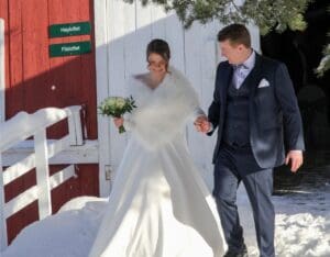 Brudepar kommer ut av låve etter vielse under vinterbryllup på Søstrene Storaas Hotell