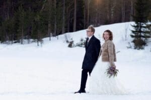 Et vinterbryllup med brudepar i snødekket Jondalen hos Søstrene Storaas Hotell
