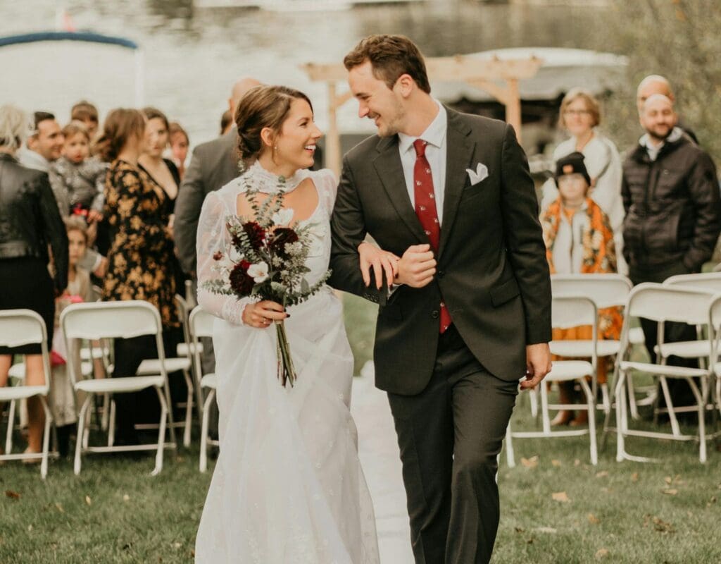 Brudepar har utmarsj under utevielse