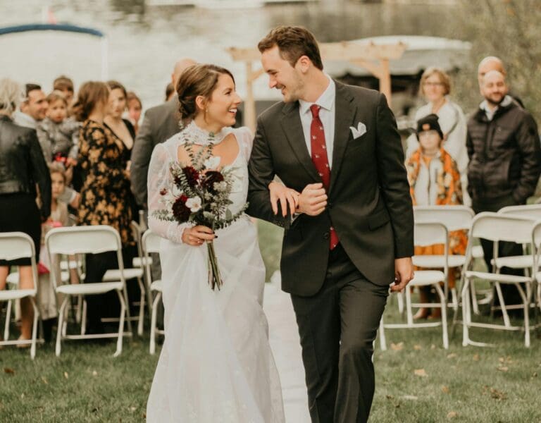 Brudepar har utmarsj under utevielse