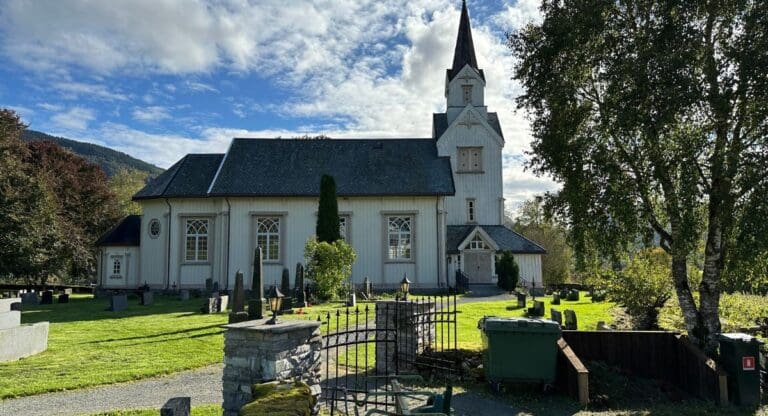 Øye kirke i Surnadal som representerer bispedømmet i Møre