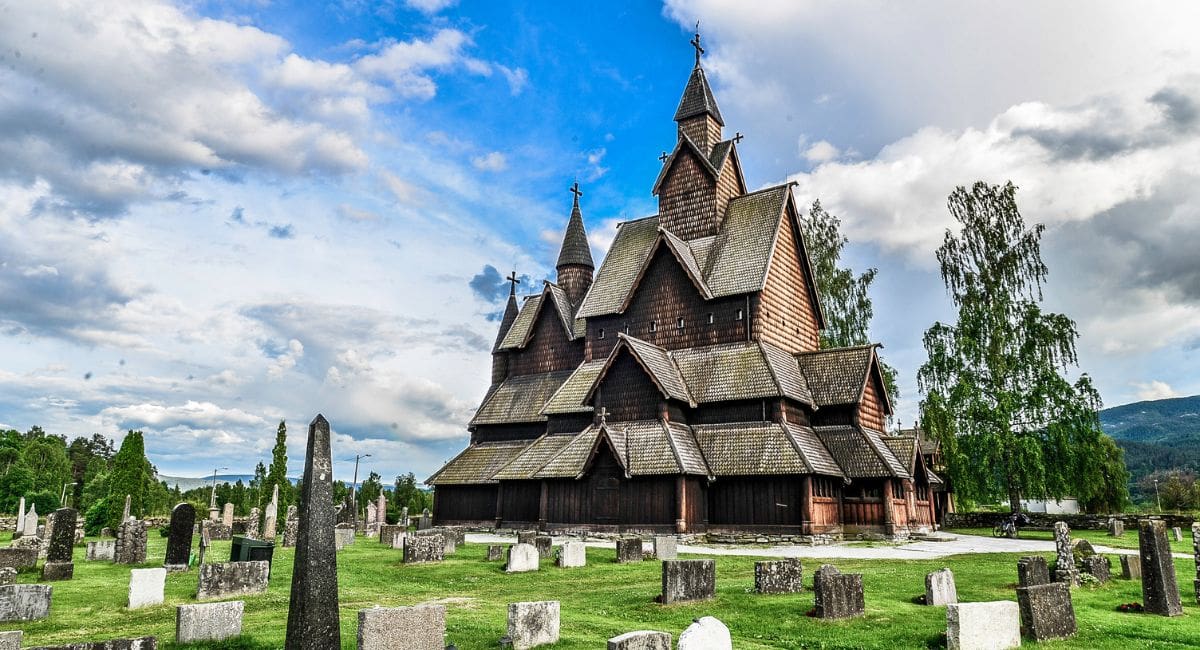 Heddal stavkirke som representerer bispedømmet i Agder og Telemark