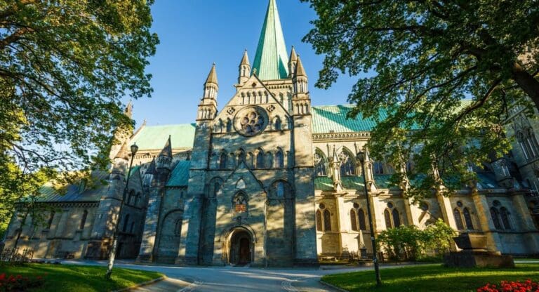 Nidarosdomen som representerer bispedømmer i Norge