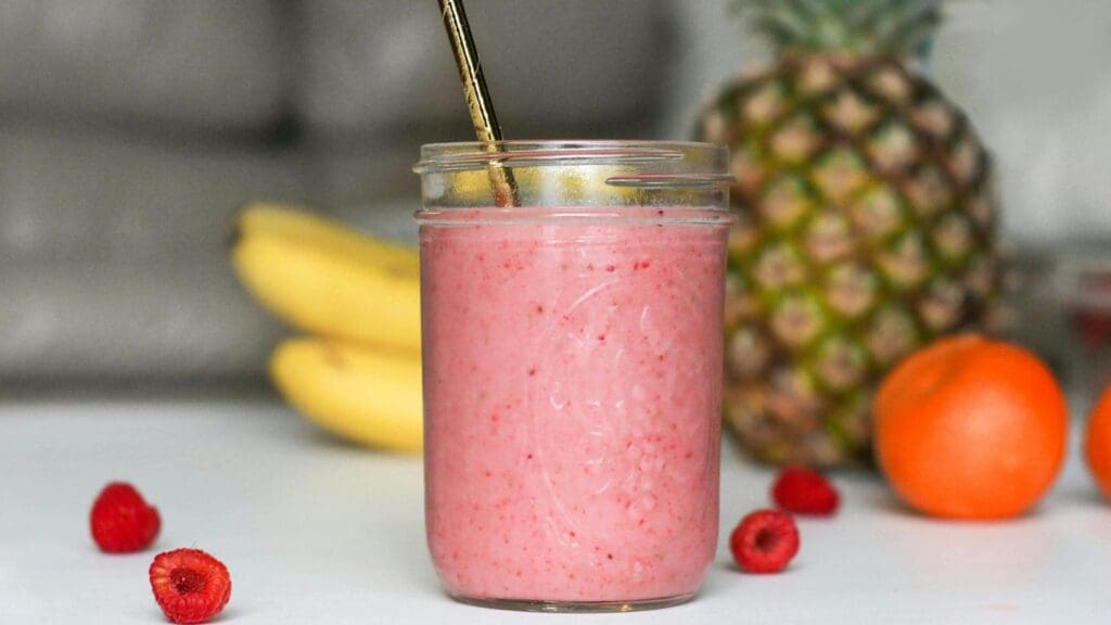 Smoothie i glass med jordbær, banan og ananas.