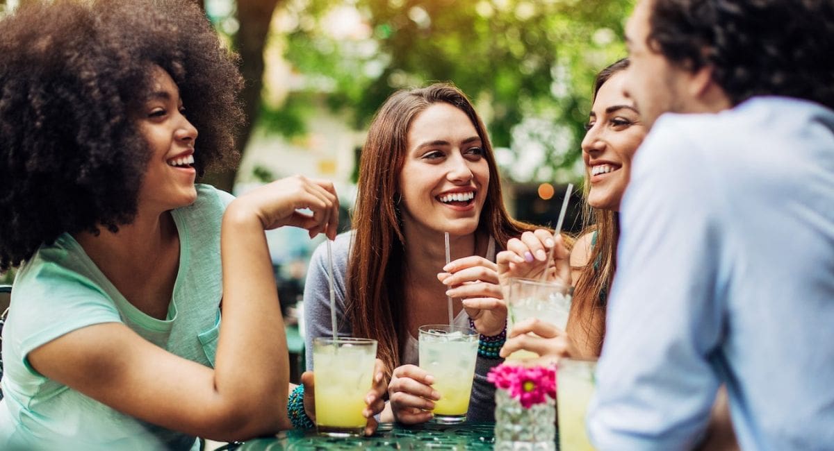 Venner nyter iskalde drinker sammen med isbiter fra Isbitfabrikken