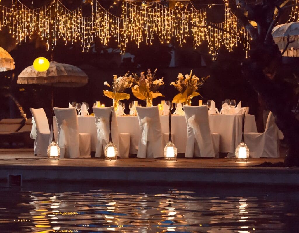 et intimt bryllup, med 12 gjester. Kveldsmiddag på kvelden, i mørket med masse lys som henger i taket og langs med gulvet. gjør dagen uforgemmerlig