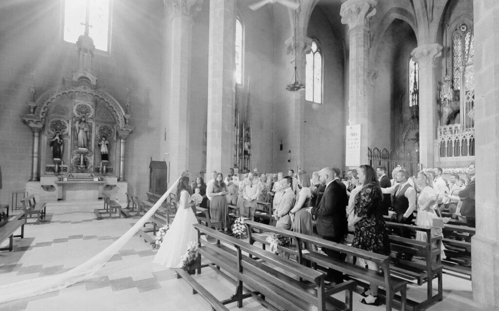 Et tradisjonelt bryllup i en spansk kirke.