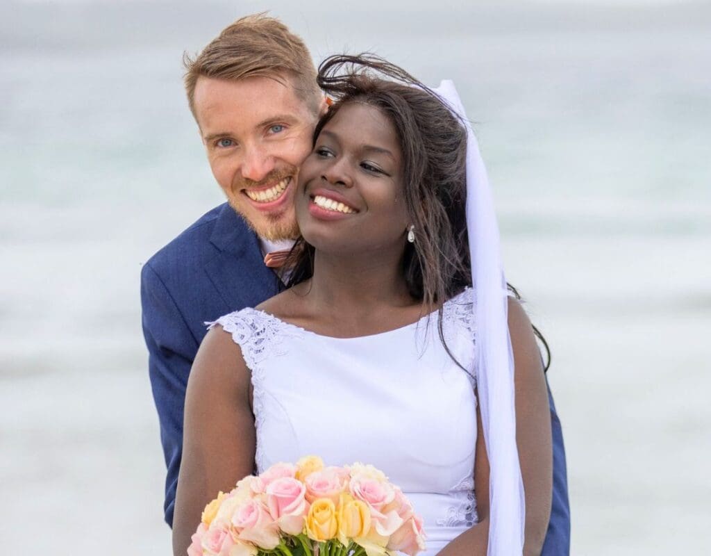 Et norsk-ghanesisk brudepar holder rundt hverandre