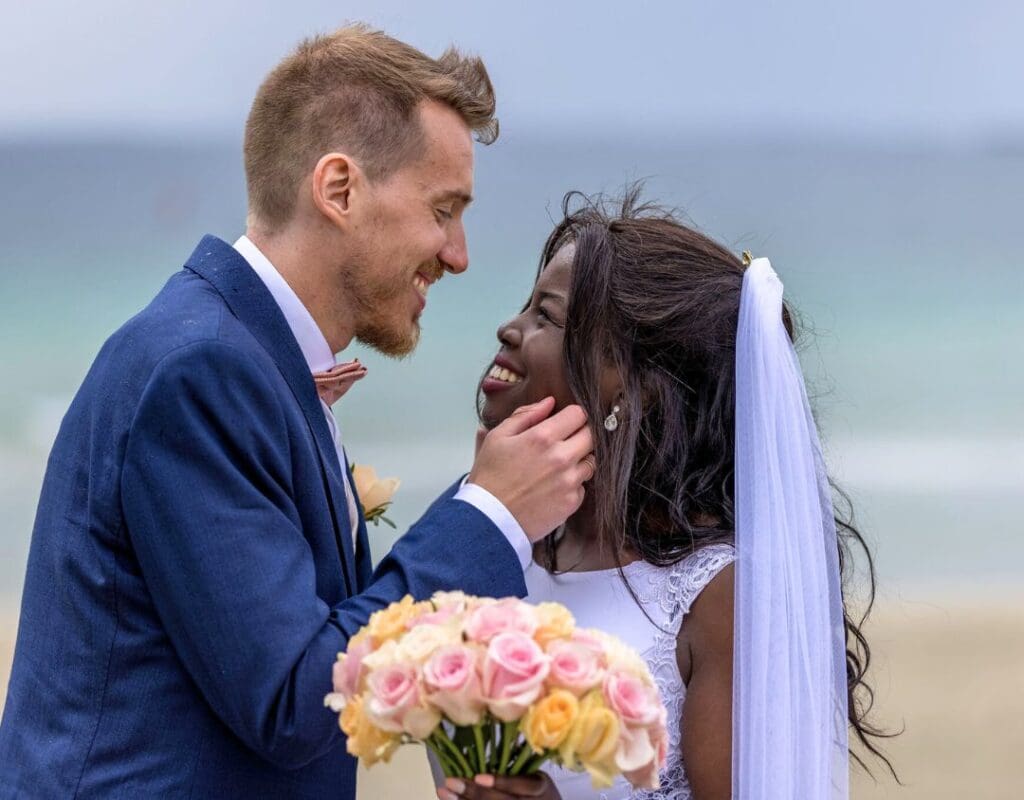 Et brudepar smiler til hverandre