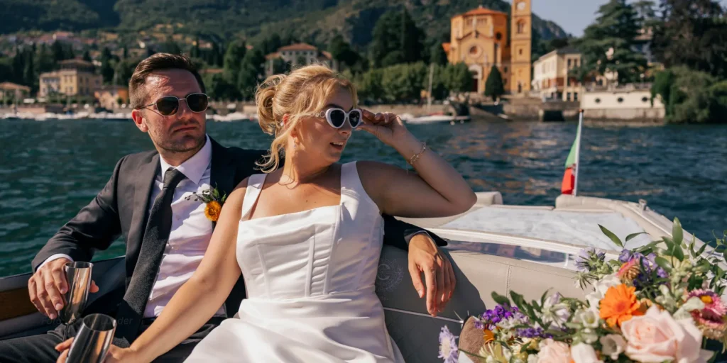 Par som sitter i båt på bryllupsdagen som representerer fine bilder tatt av profesjonell bryllupsfotograf