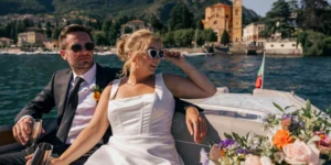 Par som sitter i båt på bryllupsdagen som representerer fine bilder tatt av profesjonell bryllupsfotograf
