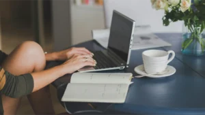 Brud sitter alene og planlegger bryllupet uten hjelp fra forlover