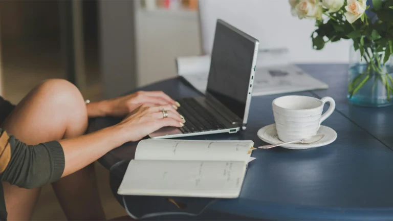 Brud sitter alene og planlegger bryllupet uten hjelp fra forlover