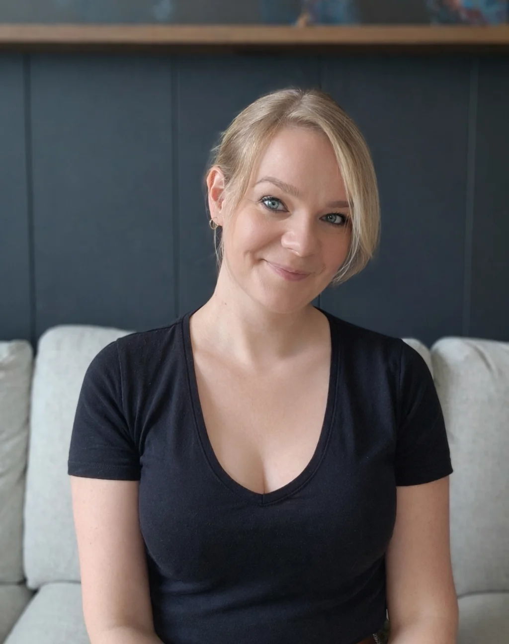 Portrettbilde av Therese Johannessen, en blond jente med håret oppsatt og sort tettsittende t-skjorte.