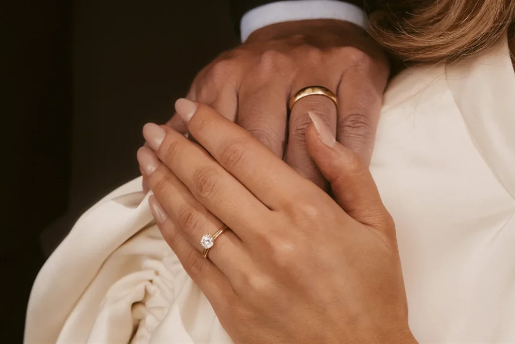 To hender med ringene Victor og Celeste fra VANBRUUN, en bred gullring og en smal diamantring.