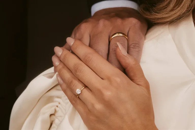 To hender med ringene Victor og Celeste fra VANBRUUN, en bred gullring og en smal diamantring.
