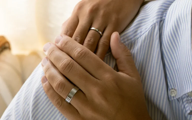 To personer med stilrene forlovelsesringer fra VANBRUUN
